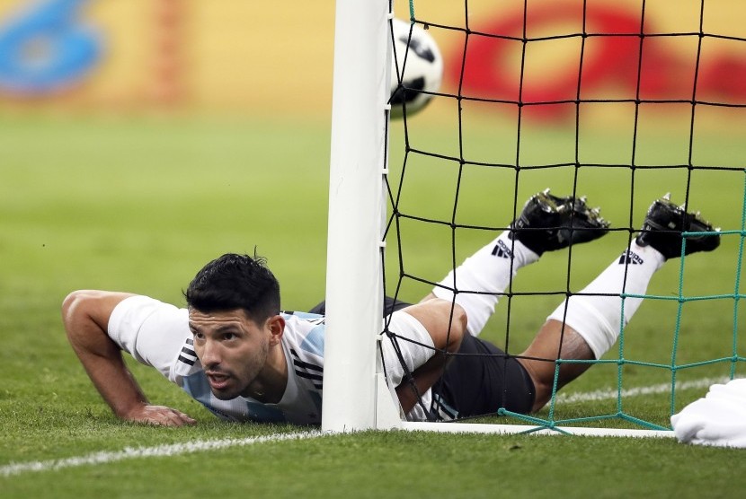 Striker Timnas Argentina, Sergio Aguero, beraksi saat laga uji coba lawan Nigeria di Krasnodar, Russia, pada Selasa (14/11).