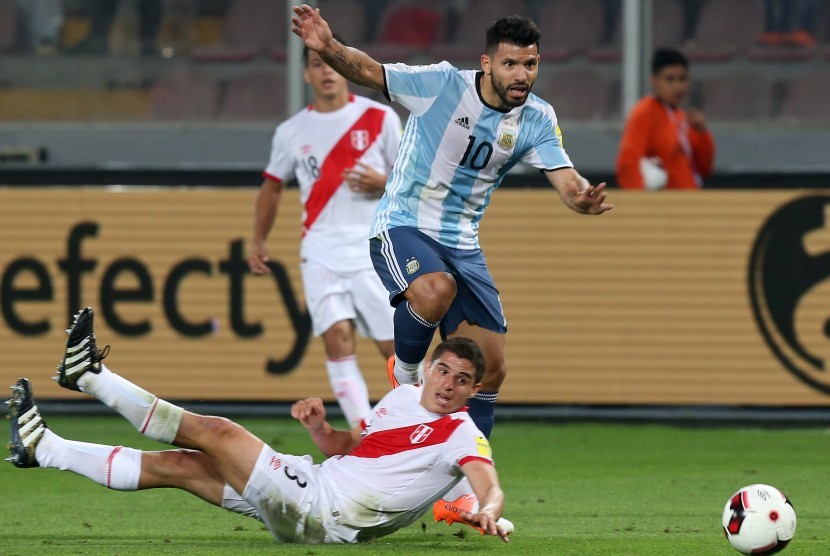 Striker timnas Argentina, Sergio Aguero saat laga kualifikasi Piala Dunia zona Amerika Selatan lawan Peru, pekan lalu. Pada laga yang berakhir imbang 2-2 itu, Aguero menderita cedera betis.