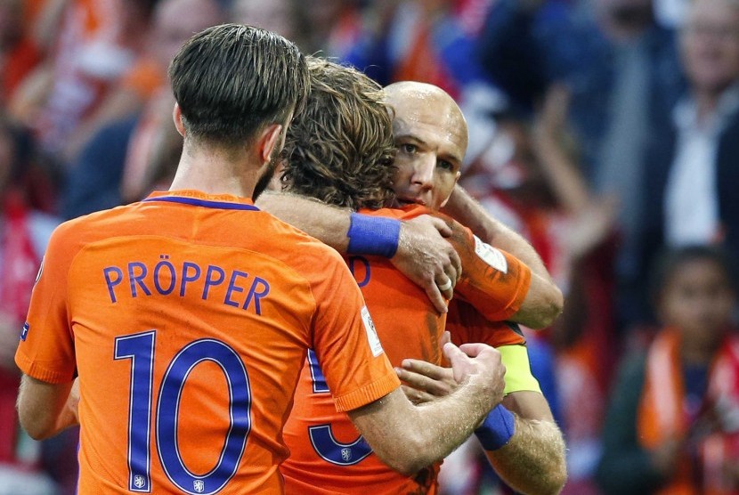 Striker timnas Belanda, Davy Propper (kiri) bersama Daley Blind (tengah) merayakan gol Arjen Robben (kanan) pada laga kualifikasi Piala Dunia 2018 lawan Bulgaria di Amsterdam, Senin (4/9) dini hari WIB. Belanda menang 3-1.