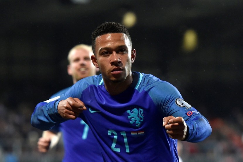 Striker timnas Belanda, Memphis Depay merayakan golnya ke gawang Luksemburg pada laga kualifikasi Piala Dunia 2018 di stadion Josy Barthel, Senin (14/11) dini hari WIB. Belanda menang 3-1 pada laga ini.