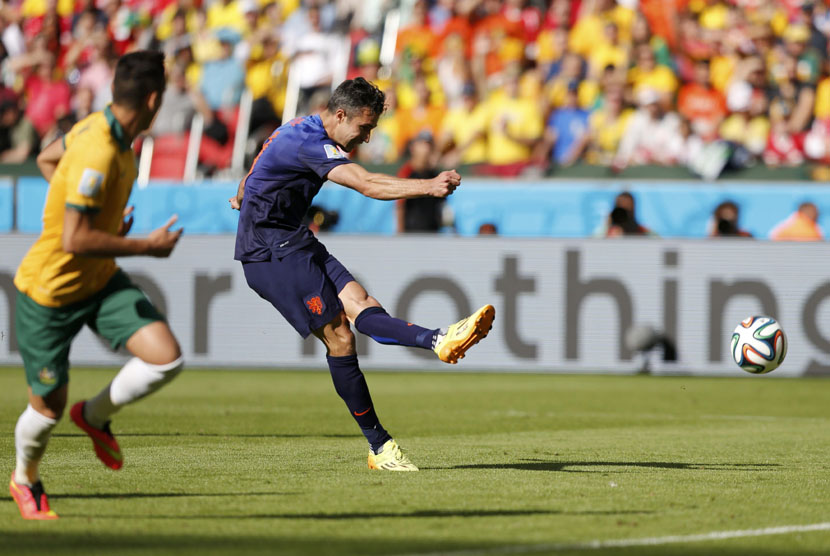 Striker Timnas Belanda, Robin van Persie (kanan), melepaskan tembakan menjebol gawang Australia di laga Grup B Piala Dunia 2014 di Stadion Beira Rio, Porto Alegre, Rabu (18/6). 