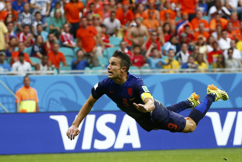 Striker Timnas Belanda, Robin van Persie, melepaskan sundulan brilian menjebol gawang Spayol dalam laga Grup B Piala Dunia 2014 di Arena Fonte Nova, Salvador, Jumat (13/6). 