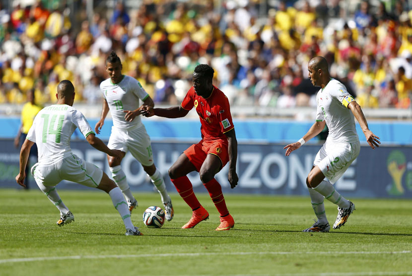 Striker Timnas Belgia, Romelu Lukaku (dua kanan), dikepung pemain Aljazair saat kedua tim bertemu di laga Grup H Piala Dunia 2014 Brasil di Stadion Mineirao, Belo Horizonte, Selasa (17/6). 