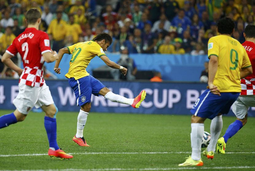 Striker Timnas Brasil, Neymar, melepaskan tembakan menjebol gawang Kroasia di laga perdana Grup A Piala Dunia 2014 di Corinthians Arena, Sao Paulo, Kamis (12/6). 