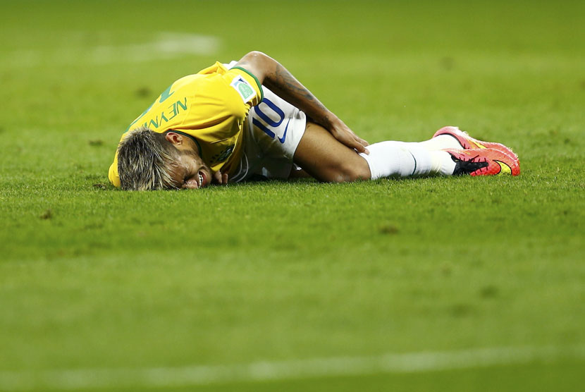 Striker Timnas Brasil, Neymar, tergeletak di lapangan. (ilustrasi)