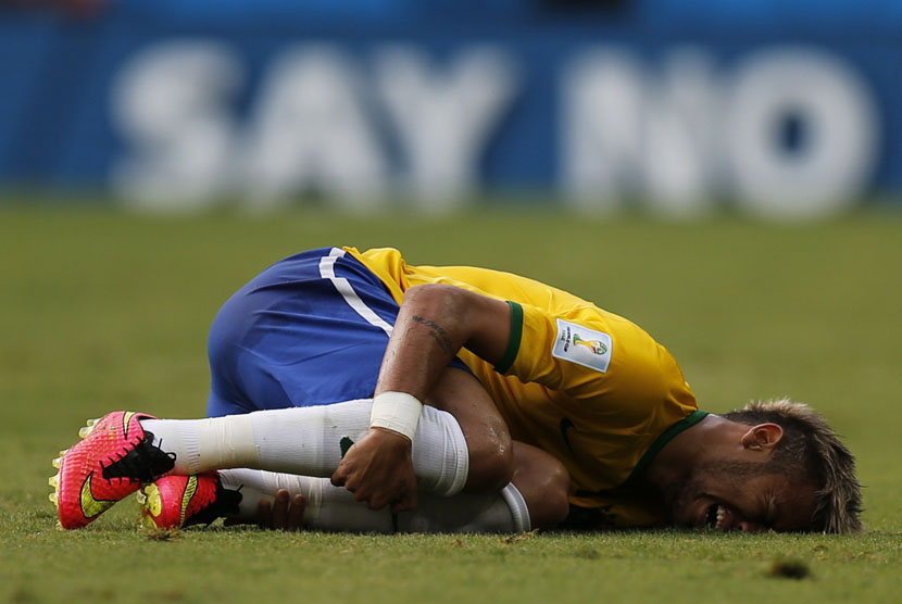Striker Timnas Brasil, Neymar, tergeletak di lapangan. (ilustrasi) 