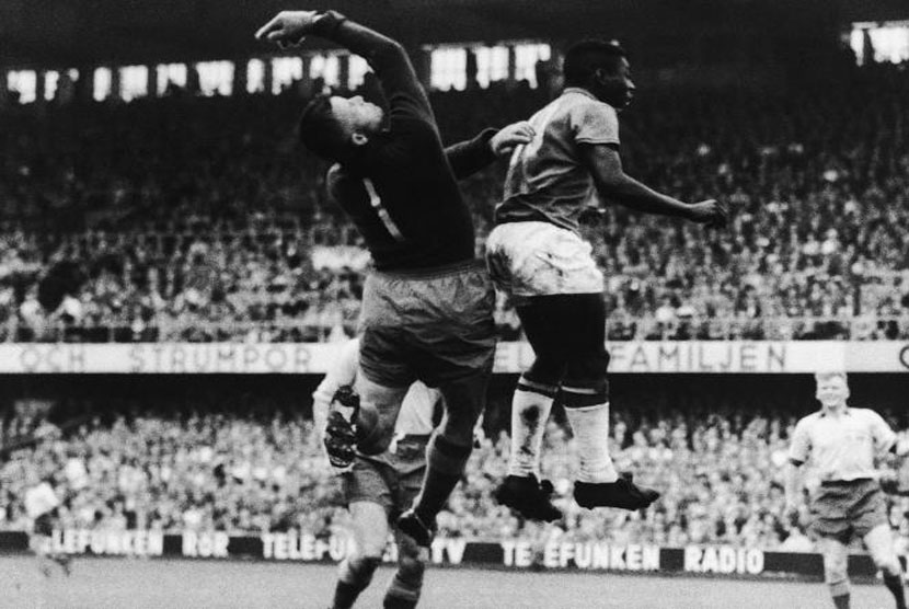Striker Timnas Brasil, Pele (kanan), melompat saat menghadapi Swedia di final Piala Dunia 1958.