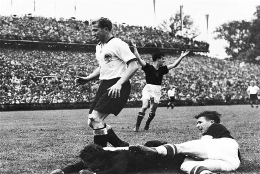 Striker Timnas Hungaria, Ferenc Puskas (kanan), melepaskan tembakan saat menghadapi Jerman di final Piala Dunia 1954. 