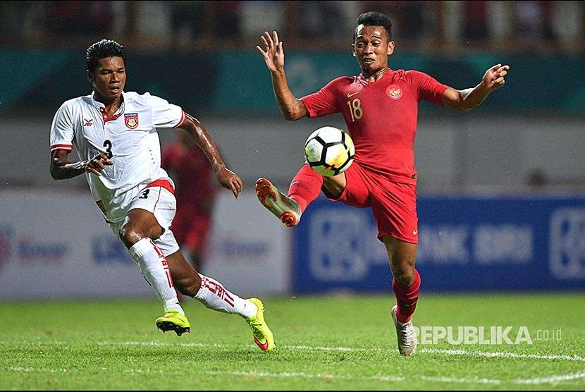 Striker Timnas Indonesia Irfan Jaya (kanan) mengejar bola dibayangi pemain pesepak bola Myanmar Thein Than Win di Stadion Wibawa Mukti Bekasi, Rabu (10/10.
