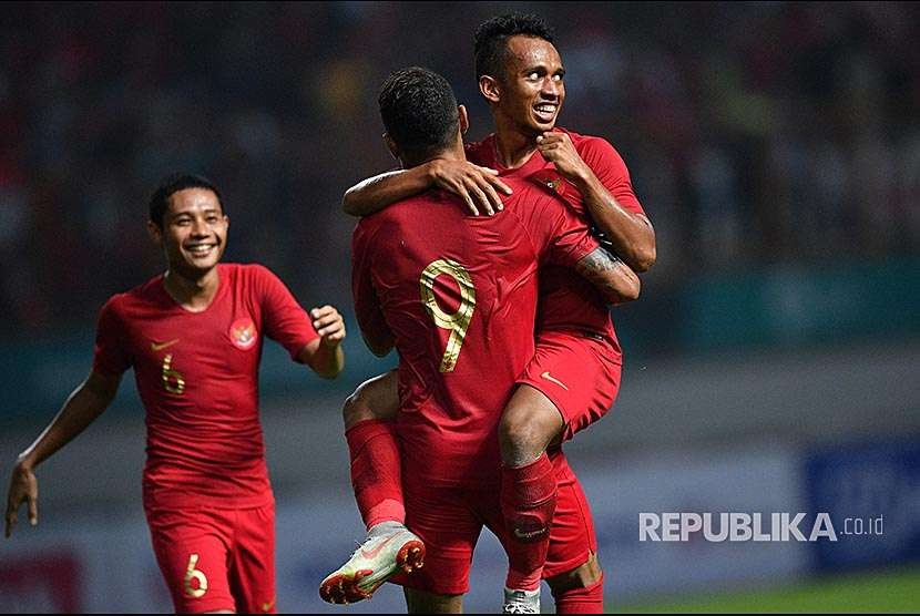 Striker Timnas Indonesia Irfan Jaya (kanan) merayakan golnya di Stadion Wibawa Mukti Bekasi, Rabu (10/10.