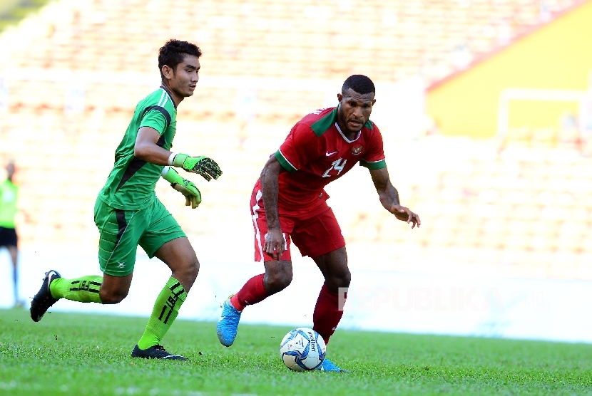 Striker timnas  Indonesia Marinus Wanewar dihadang kiper Kamboja dalam pertandingan Grup B melawan Kamboja di Selangor, Malaysia, Kamis (24/8)