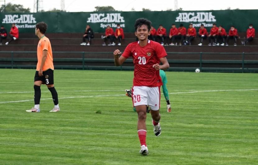 Striker Timnas Indonesia U-18, Ricky Pratama, merayakan golnya ke gawang Alanyaspor U-18 dalam laga uji coba, Rabu (24/11).