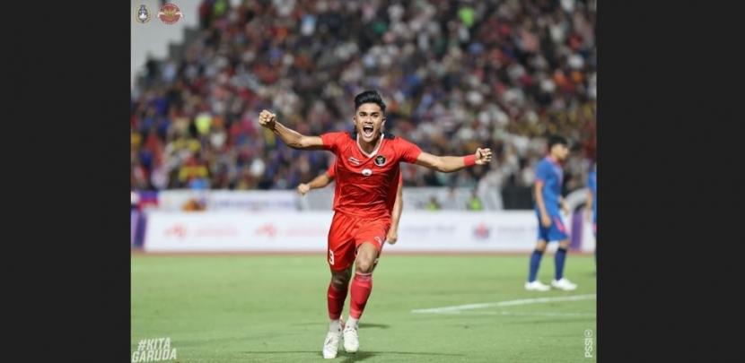 Striker timnas Indonesia U-22, Ramadhan Sananta, melakukan selebrasi usai menjebol gawang Thailand di laga final sepak bola putra SEA Games Kamboja 2023 di Stadion Nasional Olimpiade, Phnom Penh, pada Selasa (16/5/2023). Indonesia menang 5-2 di laga itu.