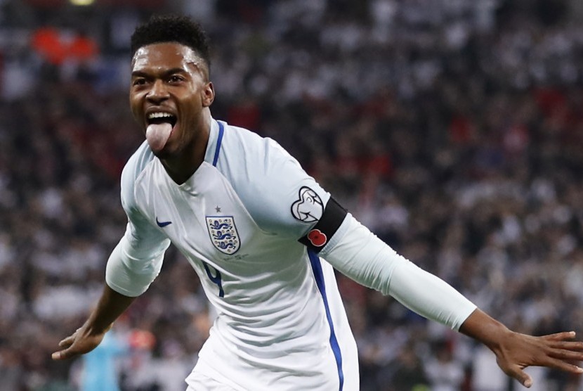 Striker timnas Inggris, Daniel Sturridge merayakan golnya ke gawang Skotlandia pada laga kualifikasi Piala Dunia 2018 di stadion Wembley, Sabtu (12/11). Inggris menang telak, 3-0.