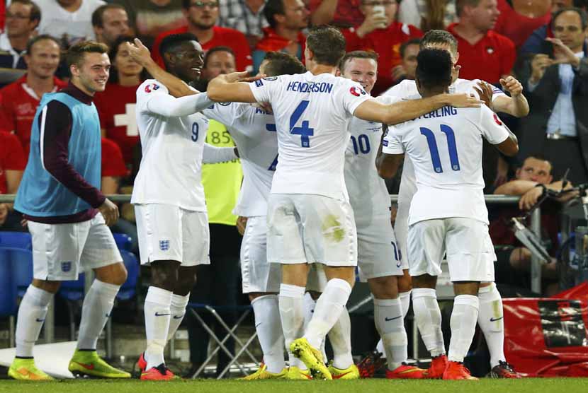 Striker Timnas Inggris, Danny Welbeck (dua kiri), bersama rekan setimnya melakukan selebrasi usai membobol gawang Swiss di laga kualifikasi Piala Eropa 2016 di Sankt Jakob-Park stadium, Basel, Swiss, Senin (8/9). 