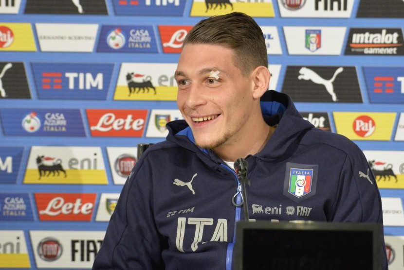Striker timnas Italia, Andrea Belotti memberikan keterangan pers, di Florence, Selasa (8/11). Italia akan melakoni dua laga internasional dalam waktu dekat.