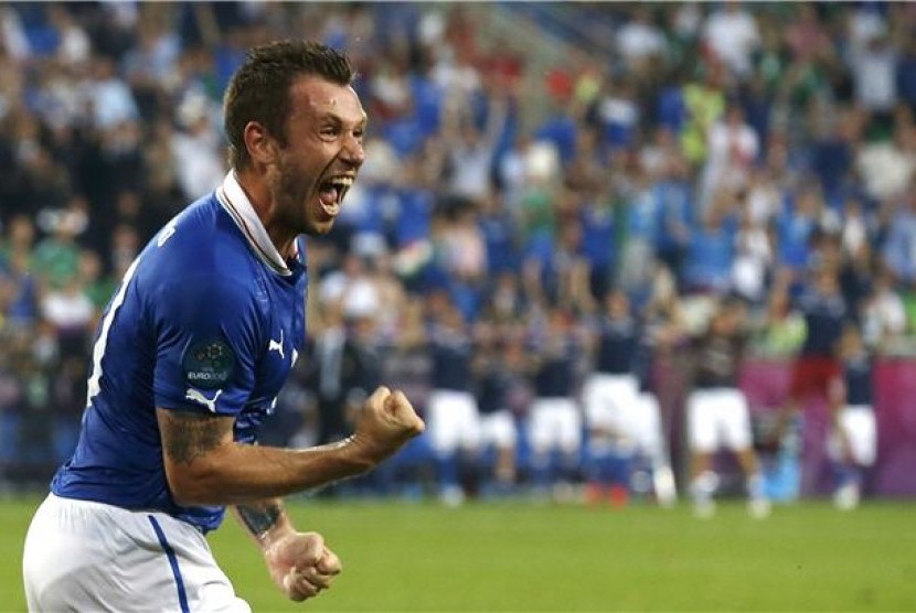  Striker timnas Italia, Antonio Cassano, merayakan golnya ke jala Republik Irlandia di laga terakhir Grup C Piala Eropa 2012. 
