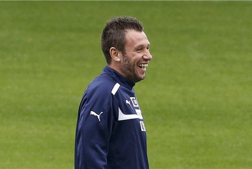  Striker timnas Italia, Antonio Cassano, tersenyum saat menggelar sesi latihan timnas di Stadion Cracovia, Krakov, Polandia, pada Senin (11/6). 