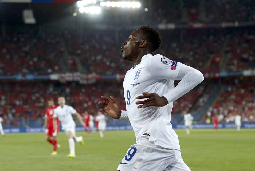 Striker Timnas Inggris, Danny Welbeck, melakukan selebrasi usai menjebol gawang Swiss di laga kualifikasi Piala Eropa 2016 di Stadion St. Jakob-Park, Basel, Swiss, Senin (8/9). 