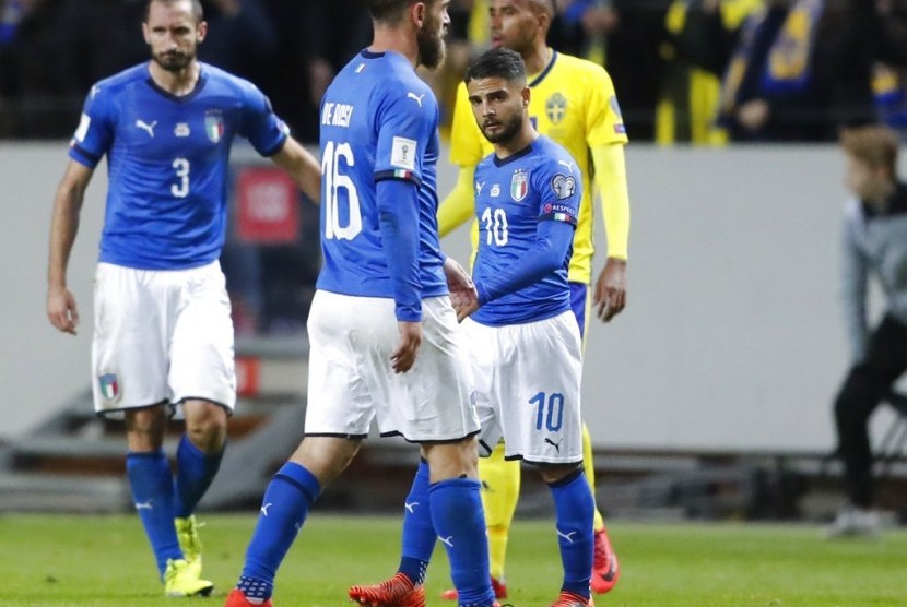 Striker timnas Italia, Lorenzo Insigne (kanan) pada laga playoff kualifikasi Piala Dunia 2018 lawan Swedia di Stockholm, Sabtu (11/11) dini hari WIB. Italia kalah 0-1 pada laga ini.