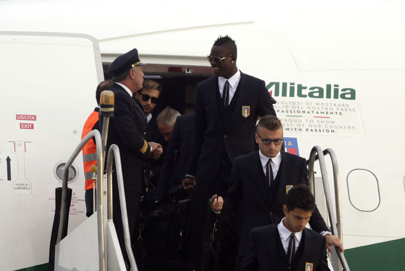 Striker Timnas Italia, Mario Balotelli (kanan atas), bersama rekan setimnya tiba di Rio de Janeiro, Brasil, pada Jumat (6/6). 