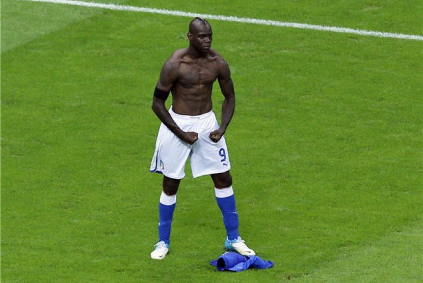 Striker timnas Italia, Mario Balotelli, melakukan selebrasi usai menjebol jala Jerman di semifinal Piala Eropa 2012.