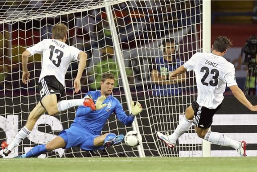 Striker timnas Jerman, Mario Gomez, melepaskan tembakan saat menghadapi Belanda di laga Grup B Piala Eropa 2012 di Kharkiv, Ukraina, pada Rabu (13/6). 