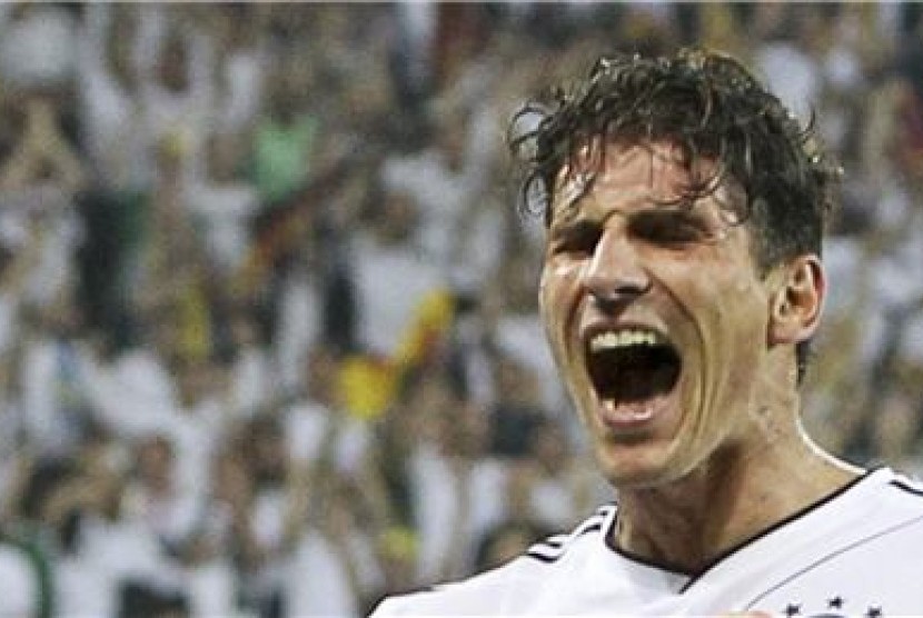 Striker timnas Jerman, Mario Gomez, meluapkan emosi kegembiraannya usai menjebol gawang Portugal di laga Grup B Piala Eropa 2012 di Lviv, Ukraina, Sabtu (9/6). 