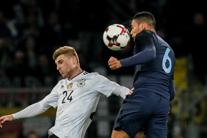 Striker timnas Jerman, Timo Werner (kiri) pada laga persahabatan lawan Inggris, di Dortmund, Kamis (23/3) dini hari WIB. Werner mengalami cedera pada laga itu.