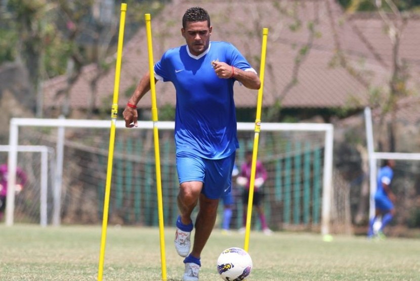 Striker Timnas KPSI Cristian Gonzales saat pemusatan latihan di Malang