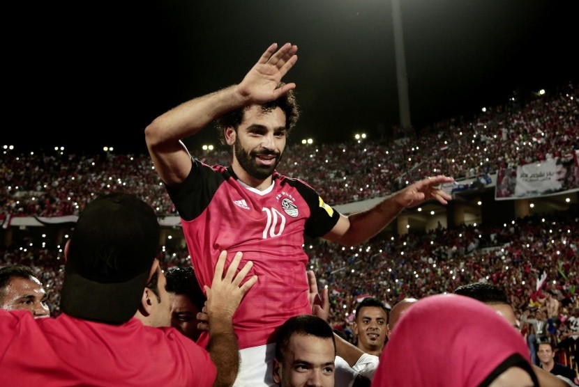 Striker Timnas Mesir, Mohamed Salah, melakukan selebrasi usai timnya memastikan diri lolos ke putaran utama Piala Dunia 2018 setelah mengalahkan Kongo di laga kualifikasi Grup E di Stadion El Arab, Alexandria, Mesir, Ahad (8/10). 