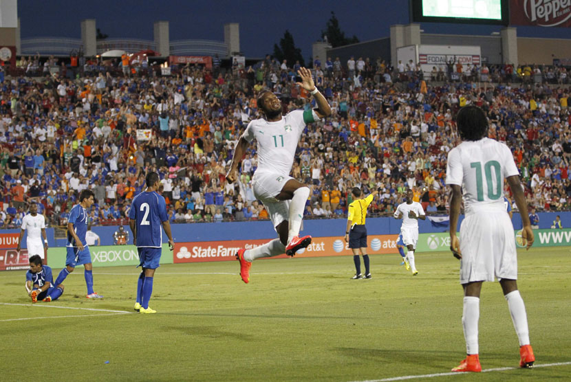   Striker Timnas Pantai Gading, Didier Drogba (tengah), melakukan selebrasi usai menjebol gawang Elsalvador dalam laga uji coba di Frisco, Texas, Rabu (4/6). 