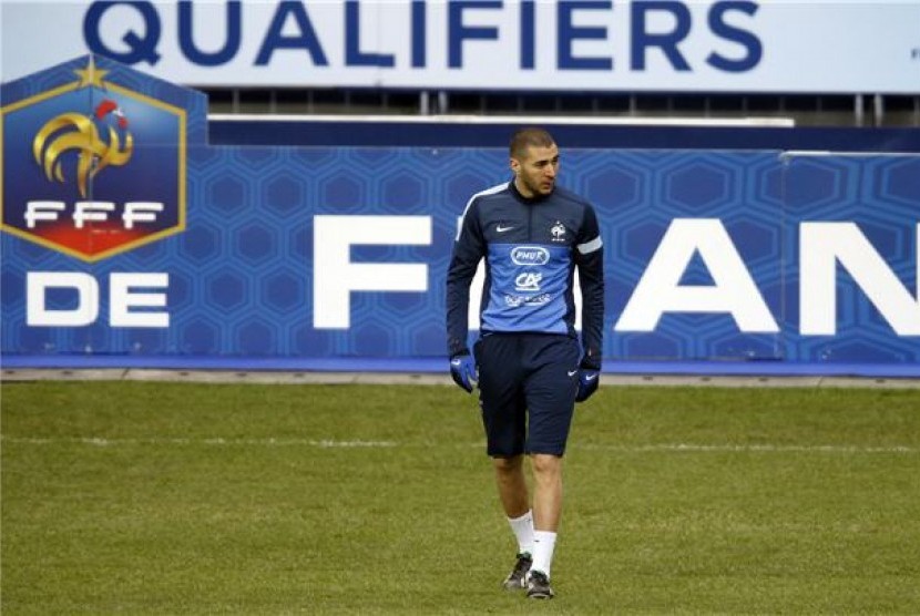 Striker timnas Prancis, Karim Benzema, berjalan saat sesi latihan bersama timnas di Stade de France, St-Denis, Paris, jelang laga kualifikasi Piala Dunia 2014.  