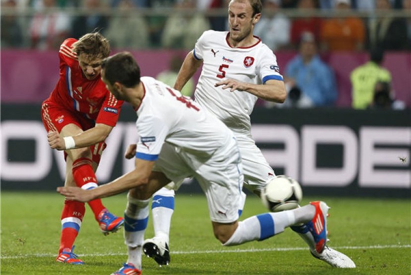 Striker timnas Rusia, Roman Pavlyuchenko (kiri), melepaskan gol ke gawang Republik Ceska di laga Grup A Piala Eropa 2012 di Wroclaw, Polandia, Jumat (8/6). 