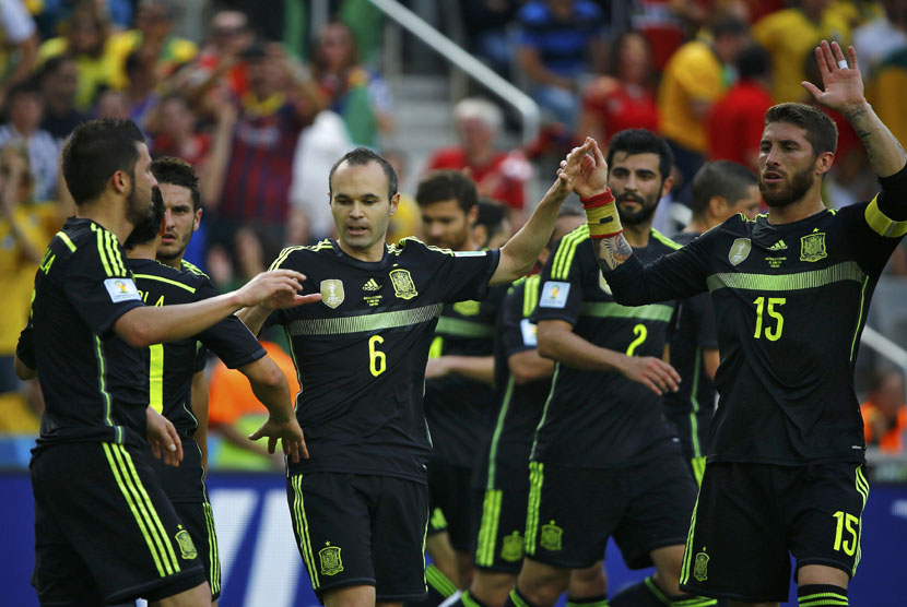 Striker Timnas Spanyol, David Villa (kiri), mendapat ucapan selamat dari rekan setim usai menjebol gawang Australia di laga terakhir Grup B Piala Dunia 2014 Brasil di Arena Baixada, Curitiba, Senin (23/6). 