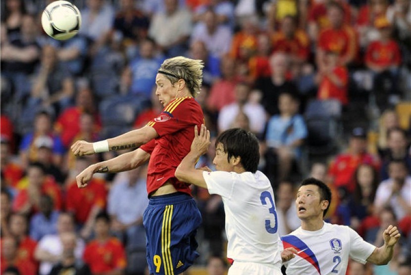 Striker timnas Spanyol, Fernando Torres (kiri), berebut bola dengan pemain Korea Selatan, Yong Hyung Cho (tengah) dan Hyo Jin Choi, dalam laga uji coba di Stadion Stade de Suisse stadium, Bern, Swiss, Rabu (30/5). 