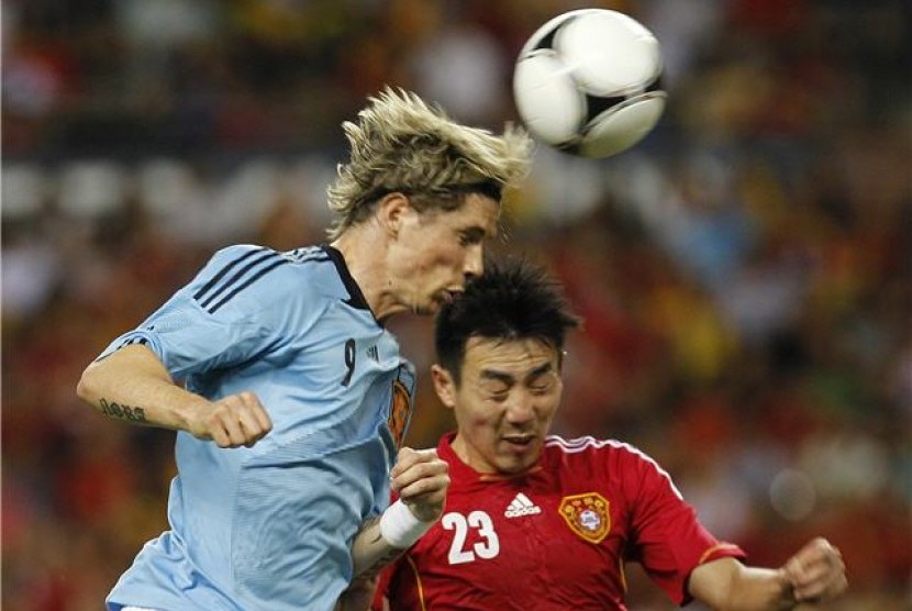 Striker timnas Spanyol, Fernando Torres (kiri), terlibat duel udara dengan pemain Cina, Qing Sheng, dalam laga uji coba di Sevilla, Spanyol, pada 3 Juni. 