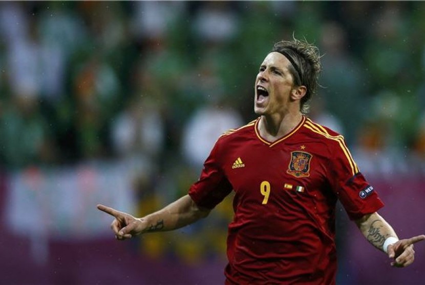 Striker timnas Spanyol, Fernando Torres, merayakan golnya usai menjebol jala Republik Irlandia di laga Grup C Piala Eropa 2012 di Gdansk, Polandia, pada Kamis (14/6). 