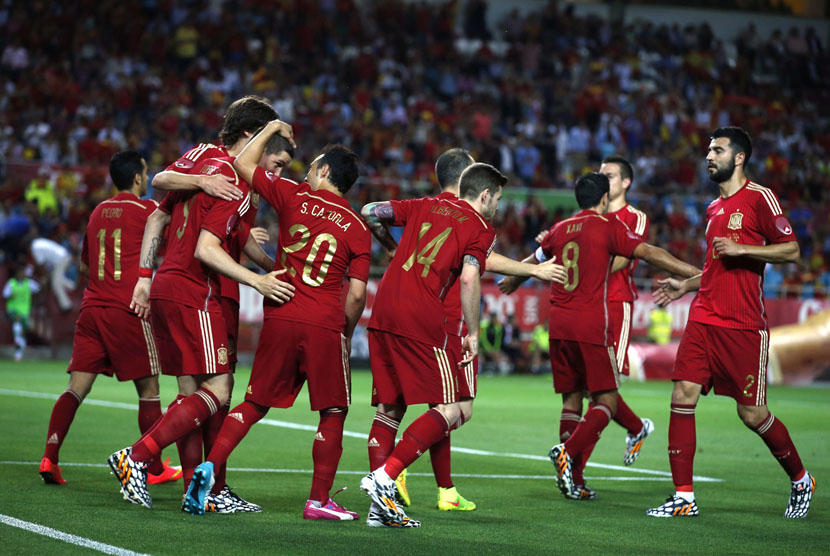 Striker timnas Spanyol, Fernando Torres (tiga kiri), melakukan selebrasi bersama rekan setimnya usai menjebol gawang Bolivia dalam laga internasional di Stadion Ramon Sanchez Pizjuan, Sevilla, Jumat (30/5). 