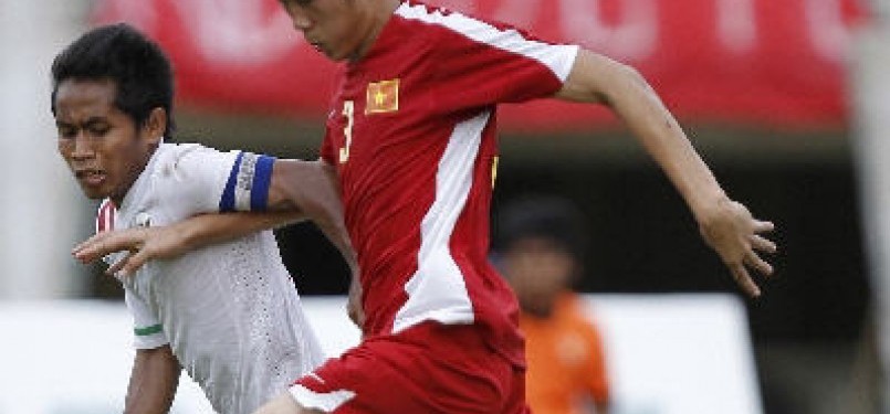 Striker Timnas U21 Indonesia, Andik Vermansyah (kiri), berebut bola dengan pemain Vietnam, Nguyen Thanh Long, di babak semifinal Piala Hassanal Bolkiah 2012 di Bandar Seri Begawan pada Rabu (7/3).