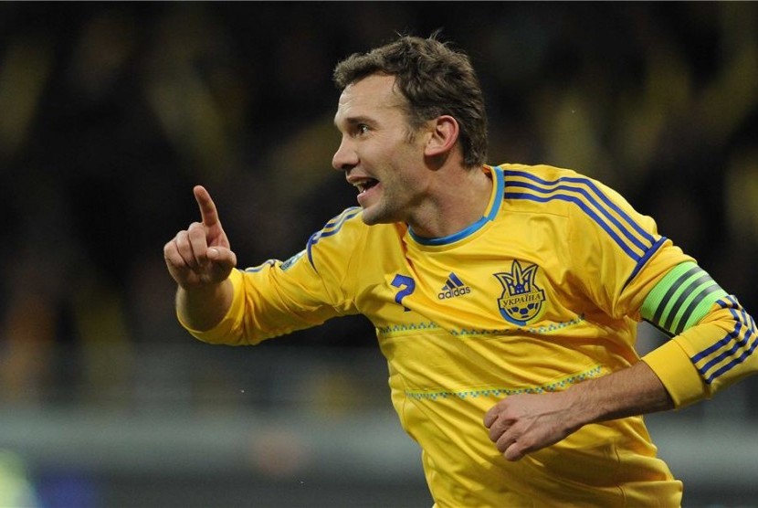 Striker timnas Ukraina, Andriy Shevchenko, melakukan selebrasi usai mencetak gol dalam laga persahabatan lawan Jerman di Kiev. 