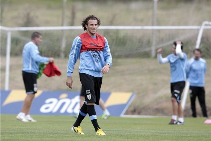 Striker Timnas Uruguay, Diego Forlan, menggelar latihan bersama rekan setim di Montevideo, Uruguay, 18 Maret lalu.