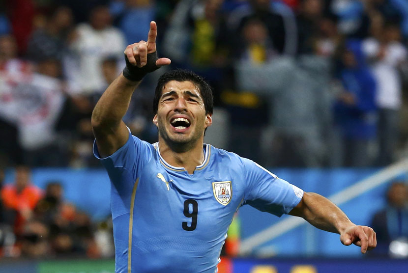 Striker Timnas Uruguay, Luis Suarez, meluapkan kegembiraannya usai menjebol gawang Inggris di laga Grup D Piala Dunia 2014 di Arena Corinthians, Sao Paulo, Kamis (19/6).