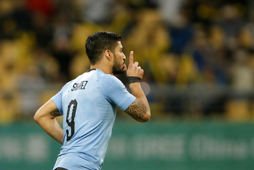 Striker timnas Uruguay, Lusi Suarez merayakan gol pada laga lawan Republik Ceska di Piala Cina, di Hongkong, Jumat (23/3).