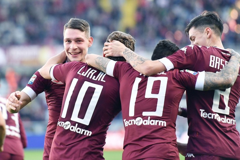 Striker Torino, Andrea Belotti (kiri) merayakan gol ke gawang Palermo bersama rekan setim pada laga Serie A di stadion Olimpico Turin, Ahad (5/3). Belotti mencetak tiga gol pada laga ini.