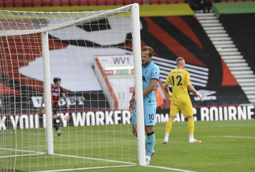 Striker Tottenham Hotspur, Harry Kane bereaksi di gawang Bournemouth pada laga lanjutan Liga Primer Inggris, di Stadion Vitaly, Jumat (10/7) dini hari WIB. Laga berakhir imbang tanpa gol.