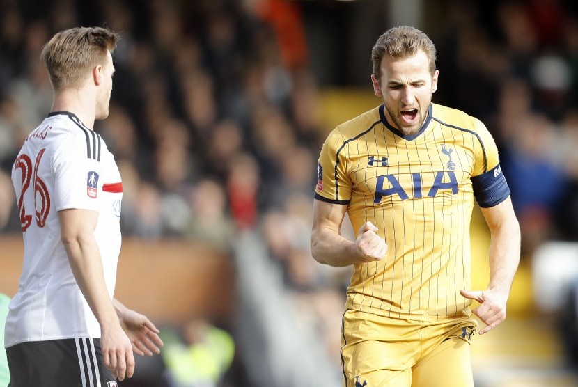 Striker Tottenham Hotspur, Harry Kane (kanan) merayakan gol ke gawang Fulham pada laga putaran lima Piala FA di Craven Cottage, Ahad (20/2). Spurs unggul 1-0 pada babak pertama.