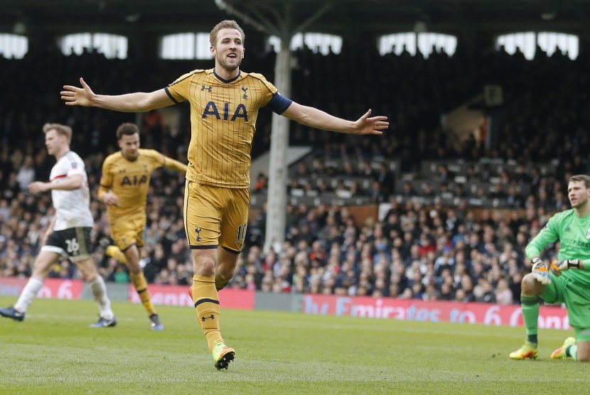 Striker Tottenham Hotspur, Harry Kane merayakan gol ke gawang Fulham pada laga putaran lima Piala FA di Craven Cottage, Ahad (20/2). Kane mencetak tiga gol pada laga ini.