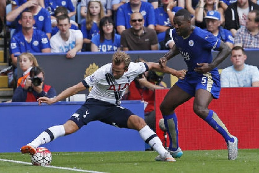 Striker Tottenham Hotspur Harry Kane (kiri) dijaga bek Tottenham Hotspur Wes Morgan.