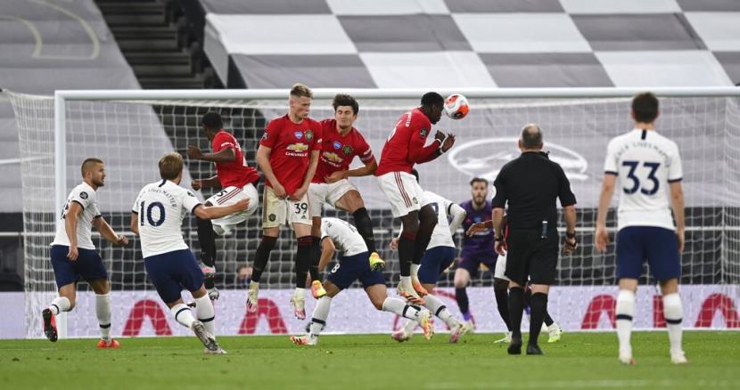 Striker Tottenham Hotspur, Harry Kane, melepaskan tendangan bebas saat menghadapi Manchester United di laga Liga Primer Inggris di Stadion Tottenham Hotspur, London, Jumat (19/6).